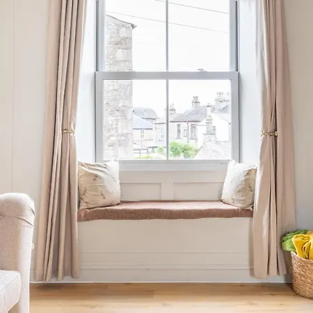 Cosy 1st Floor Flat - District With Bike Storage Apartment *