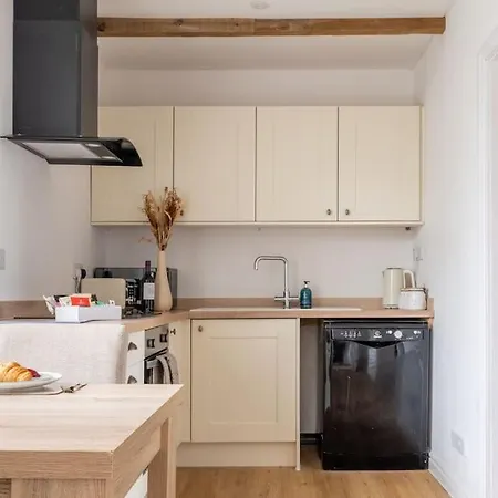 Cosy 1st Floor Flat - District With Bike Storage *