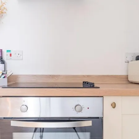 Cosy 1st Floor Flat - District With Bike Storage *