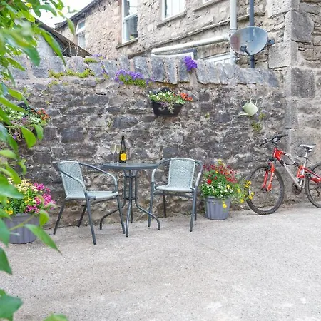 Cosy 1st Floor Flat - District With Bike Storage *
