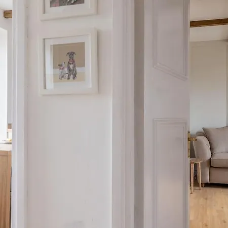 Apartment Cosy 1st Floor Flat - District With Bike Storage *