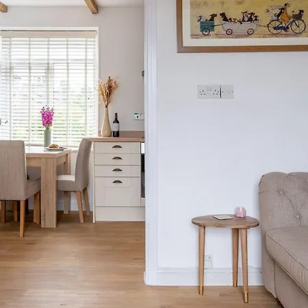 Cosy 1st Floor Flat - District With Bike Storage *