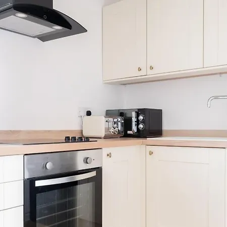 Cosy 1st Floor Flat - District With Bike Storage *