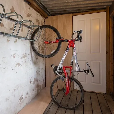 Cosy 1st Floor Flat - District With Bike Storage Apartment *
